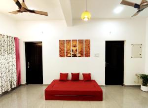 瓦尔卡拉Happy Buddha S4的一间设有红色床铺和两个红色枕头的客房