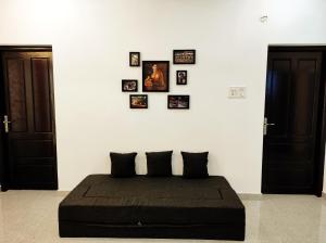 瓦尔卡拉Happy Buddha S4的卧室配有一张墙上挂有照片的床