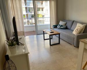 巴塞罗那Precioso y tranquilo apartamento zona alta Diagonal Barcelona的客厅配有沙发和桌子