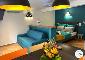 莱特鲁瓦西莱Studio situé à 30 mètres de la plage Anse à l'âne的客厅配有蓝色的沙发和床。