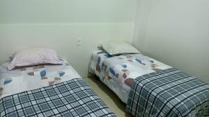 伊瓜苏Recanto Felicitá的两张睡床彼此相邻,位于一个房间里