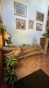 拉安戈斯图拉镇Hostería Brisas del Cerro的客厅的角落里设有大型木柴