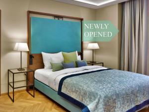 布达佩斯EST Grand Hotel Savoy的一间卧室配有一张新开口的床铺