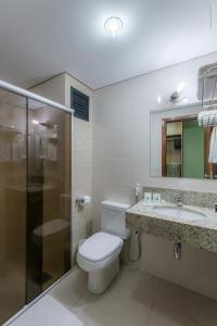 大坎普Hotel Vale Verde的浴室配有卫生间、盥洗盆和淋浴。