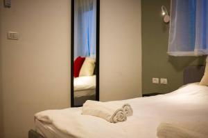 Ovnatfamily apartment Dead-sea view的一间带镜子的卧室和两张带毛巾的床