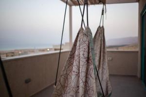 Ovnatfamily apartment Dead-sea view的两袋挂在窗户的房间
