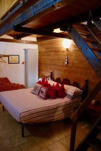 努斯Maisonette的一间卧室配有一张带红色枕头的大床