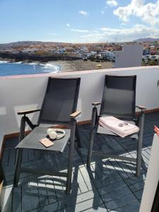 拉加里塔ALLINSEA LA GARITA的海景阳台上的两把椅子