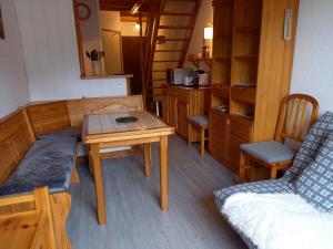 勒蒙多尔Appartement Mont Dore tout confort, 2 pièces, 4 personnes的客房设有桌子、沙发、桌子和椅子。