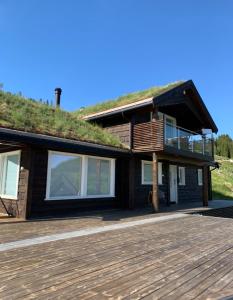松达尔Fjelltun Lodge的草屋顶和木甲板的房子