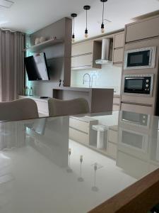 坎博里乌Encanto dos Mares - Apartamento premium 4的 ⁇ 染厨房的白色家电