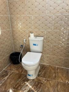 瓦迪拉姆Wadi Rum Magic Nature Camp的浴室设有白色卫生间,位于瓷砖墙壁上