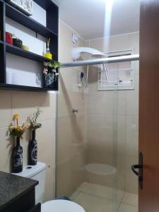 马塞约Bedroom Airport的浴室设有玻璃淋浴间和卫生间