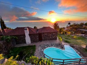 El PinilloVilla Awara by Rural La Palma的日落前带游泳池的别墅