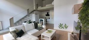 Camarma de EsteruelasThe Green Loft - Wifi, Parking Privado的客厅设有白色沙发和楼梯。