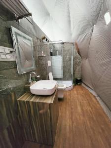 比尔瓦North Wind 57的帐篷内带水槽和淋浴的浴室