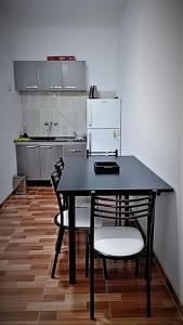 菲安巴拉Complejo San Antonio的厨房配有黑色的桌子和两把椅子