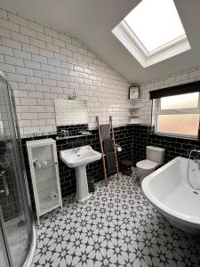 卡斯尔敦贝尔Wild Wild West Holiday Cottages的黑白浴室设有水槽和卫生间