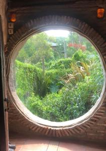 萨利纳斯Casa Hobbit的享有花园美景的圆形窗户