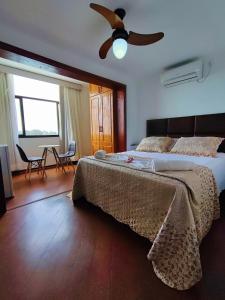 里约热内卢Marambaia Mar的一间卧室配有一张床和吊扇