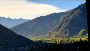圣何塞德迈波Cordillera Flora endógena Bosque Esclerófilo的享有山脉和山谷的景色