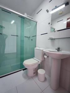 里约热内卢Marambaia Mar的一间带卫生间和玻璃淋浴间的浴室