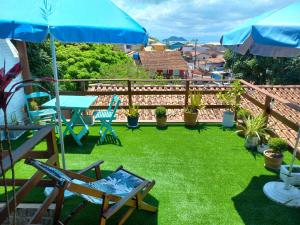 布希奥斯Casa Colomba的庭院设有草坪、椅子和遮阳伞