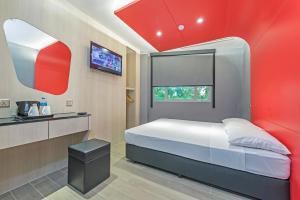 新加坡Hotel 81 Lavender的一间卧室配有一张红色墙壁的床
