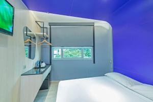 新加坡Hotel 81 Lavender的卧室配有白色的床和紫色墙壁