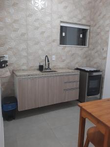 卡波布里奥Apartamento Confortável Perto da Praia的厨房配有水槽和台面