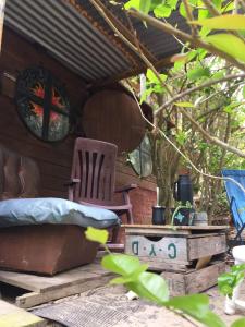 萨利纳斯Casa Hobbit的小木屋 - 带床和椅子