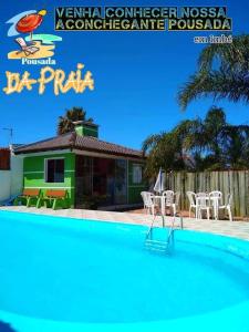 因贝Pousada da Praia Imbé的房屋前有游泳池的房子