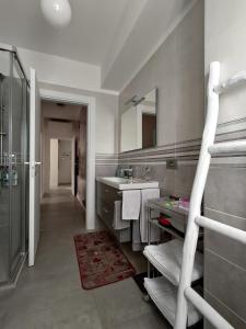 特伦托Design apartment n. 41的一间带水槽和镜子的浴室