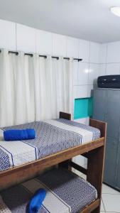 维多利亚Hostel da Floresta的一间客房内配有两张双层床的房间
