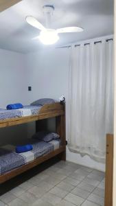 维多利亚Hostel da Floresta的客房设有两张双层床和吊扇。