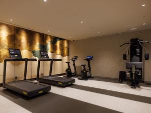 京都THE BLOSSOM KYOTO的健身房设有心肺功能训练器材和跑步机