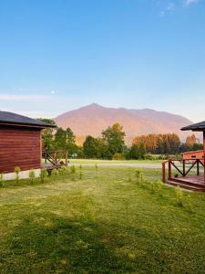 富特罗诺Cabañas Rimü - Cabañas para 8 personas的田野,谷仓,房子和山地