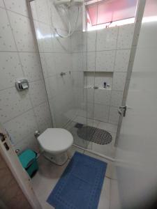 伊瓜苏Ap flat central- ar, garagem e ótima localização的带淋浴、卫生间和盥洗盆的浴室