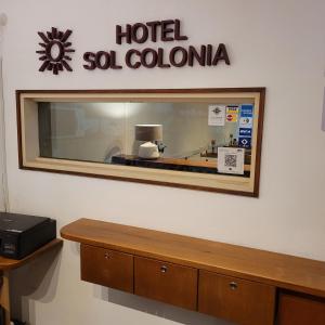 科洛尼亚-德尔萨克拉门托Hotel Sol Colonia的商店窗口上的酒店标志