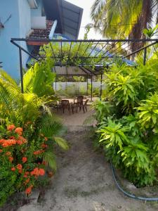 拜蒂克洛Batti Relax Point的一个带桌椅和植物的庭院