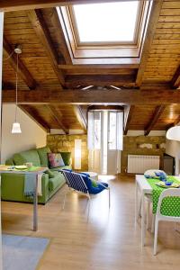 哈罗紫鞋旅游公寓的客厅配有绿色沙发和椅子