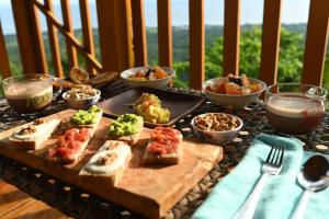 曼巴豪The balcony of the camiguin island的餐桌上放着不同种类的食物和碗