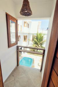 杰里科科拉Apartamento Manay的从房子的阳台上可欣赏到游泳池的景色