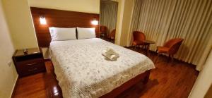 瓦努科Lembranças Hotel的酒店客房,配有一张带盒子的床