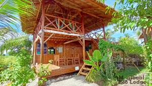莫阿尔博阿Moalboal Eco Lodge的小木屋配有桌椅