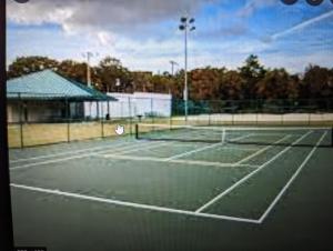 克里斯特尔里弗Private Residence Manatee Watch Den 3beds的网球场和网球拍