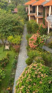 索拉哈潮塔里花园度假村的花草园和房子的走道