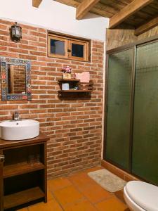 瓦斯卡坎波CABAÑAS LOS LAURELES的一间带水槽和玻璃淋浴的浴室