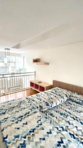 巴图Villa Tiga Dara Batu的一间卧室设有一张床和一个阳台