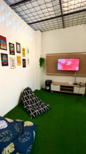 巴图Villa Tiga Dara Batu的客厅配有绿色地毯和平面电视